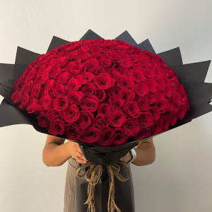 Red rose flower bouquet by Mayfair Qatar