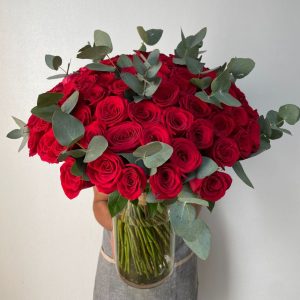 100 red rose eucalyptus in vase