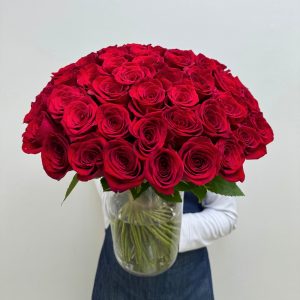 red_roses_in_vase_mayfair_flowers_qatar