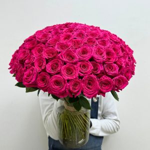 100 Manalin Roses in Vase